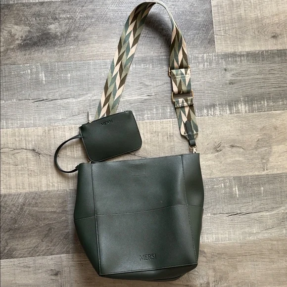 Stylish Forest Green Shoulder Bag with Chevron Strap - Picture 2 of 6